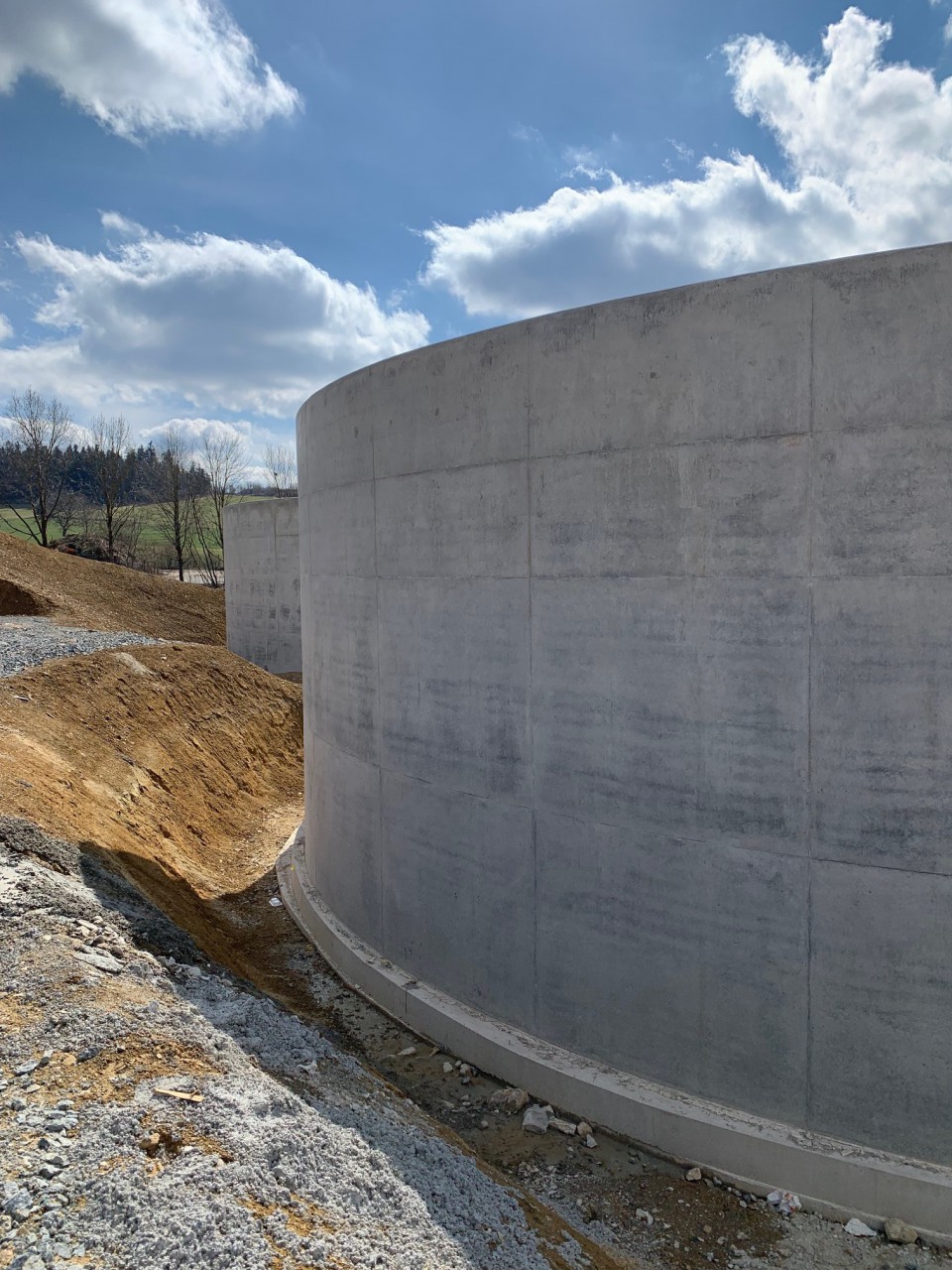 04.04.2022 Die beiden Reaktoren wurden mit den Beton arbeiten fertig gestellt II.jpg