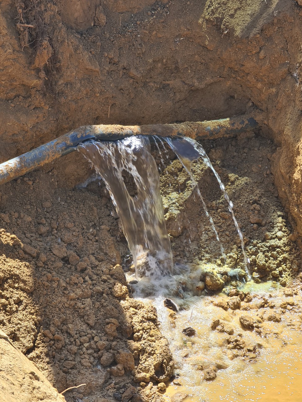 14.06.2021 Beschädigung der Wasserleitung beim Ausheben der Schachtgrube.jpg