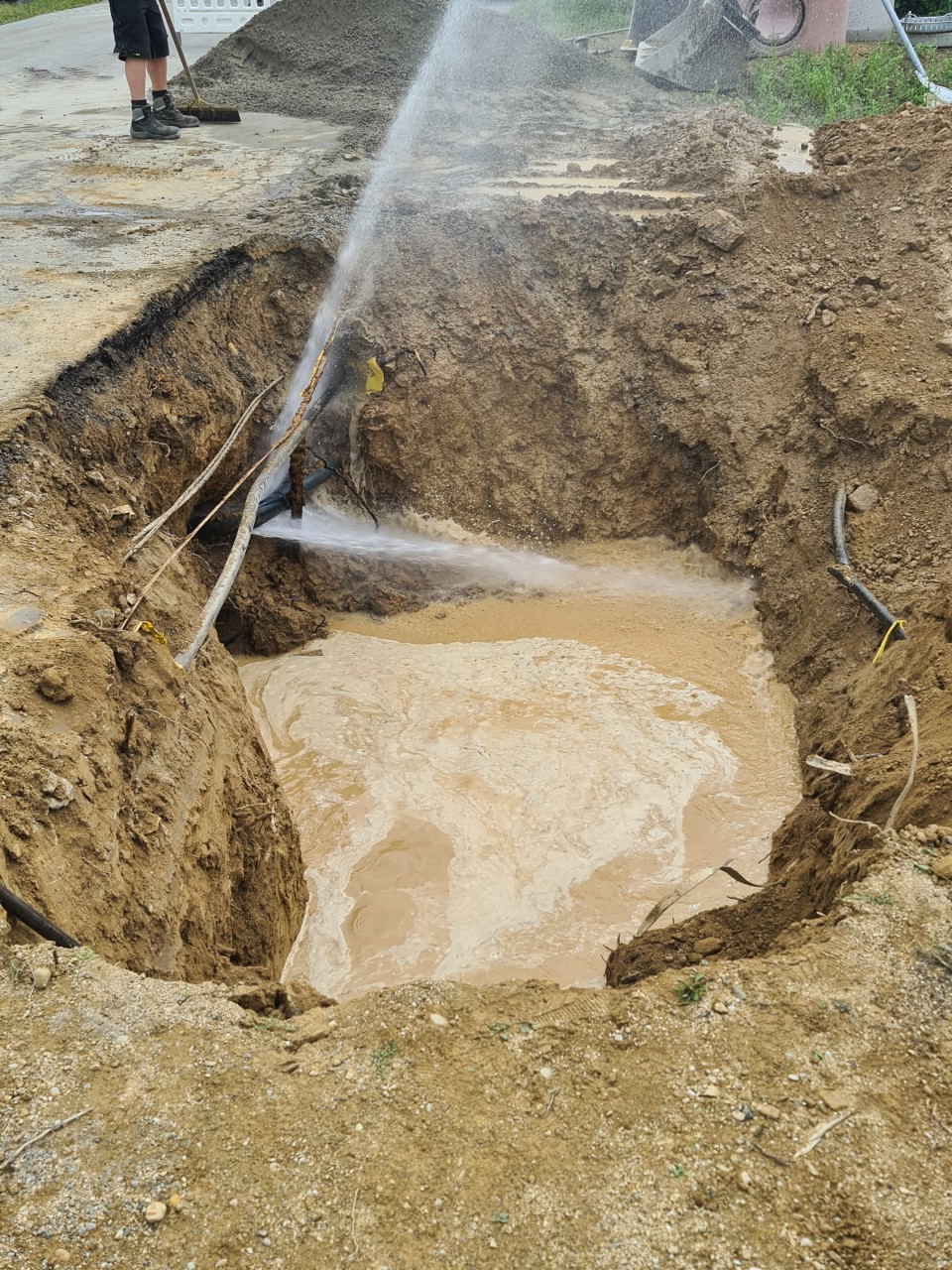 04.08.2021 Beim Umschließen der Zulaufleitung (Stromkabel abgerissen und Wasserleitung auseinandergezogen).jpg