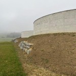 20230910 10.09.23 Steinmauer zur Befestigung des Geländes um die beiden Reaktoren (2).jpg