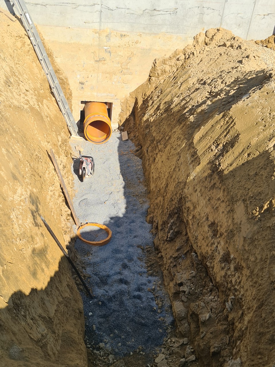 18.06.2021 Beginn mit dem Verbindungskanal zwischen Trennbauwerk und Regenbecken.jpg