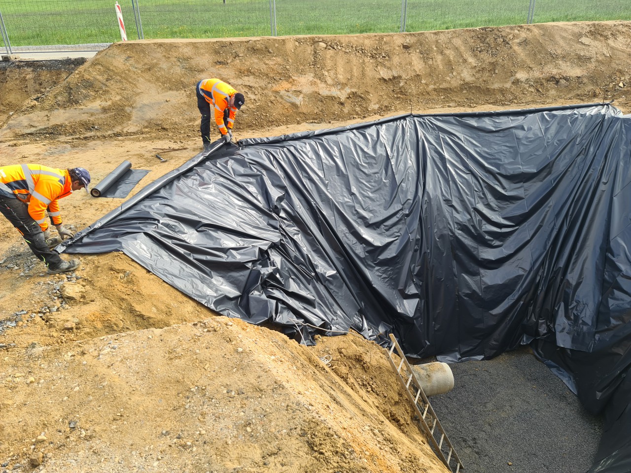 21.05.2021 Sichern der Baugrube des Pumpenschachtes gegen Regen und Steinschlag.jpg