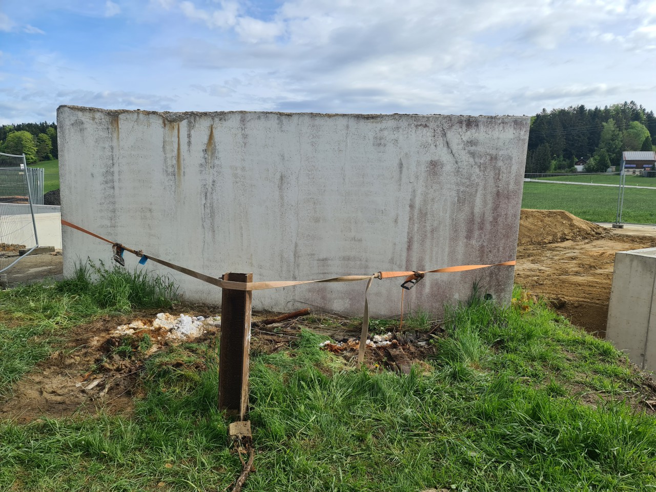 21.05.2021 Sicherung der Garage gegen Absturz in die Baugrube.jpg