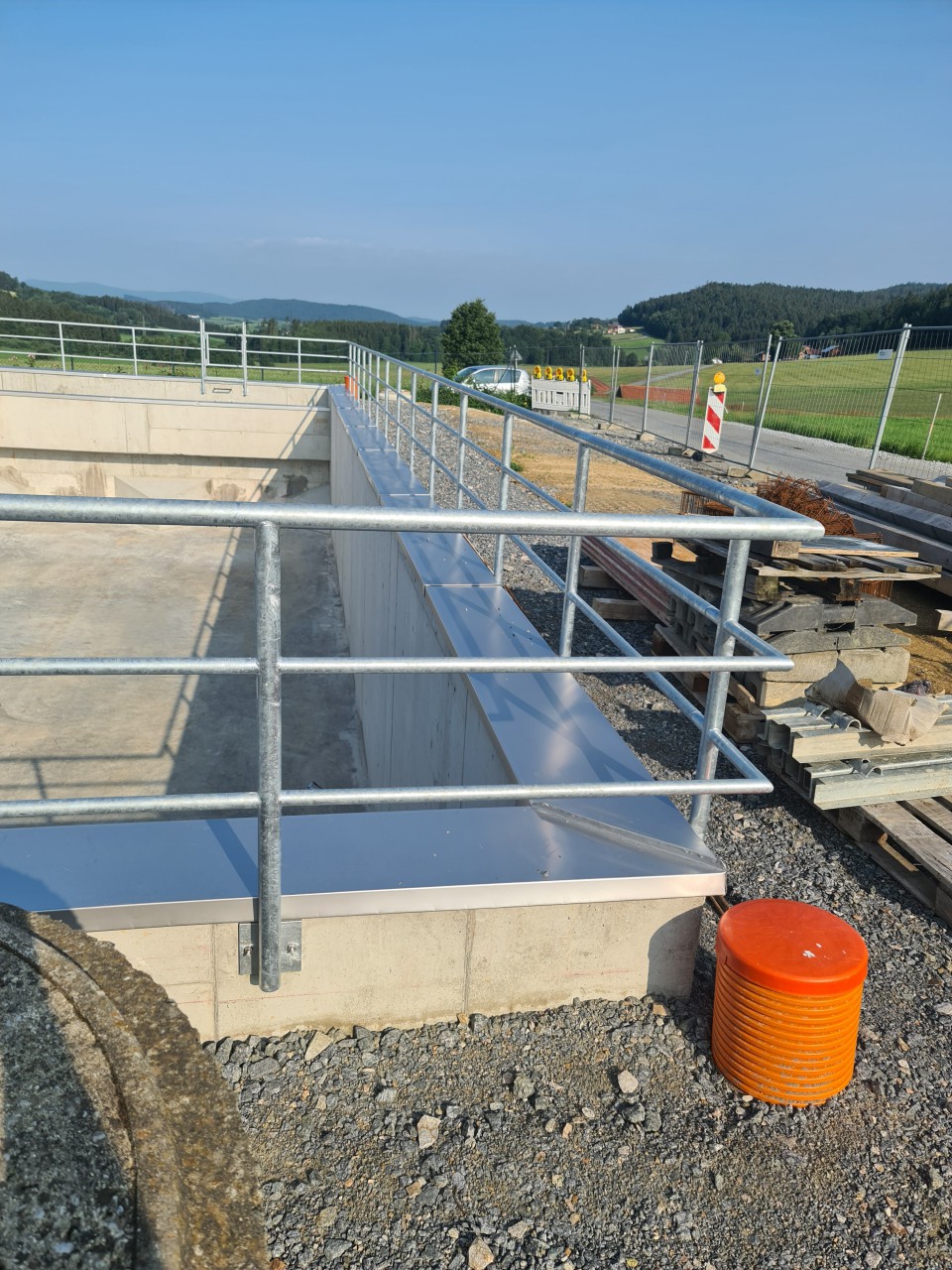 08.07.2021 Installation der Edelstahlabdeckungen auf das Regenüberlaufbeckens.jpg