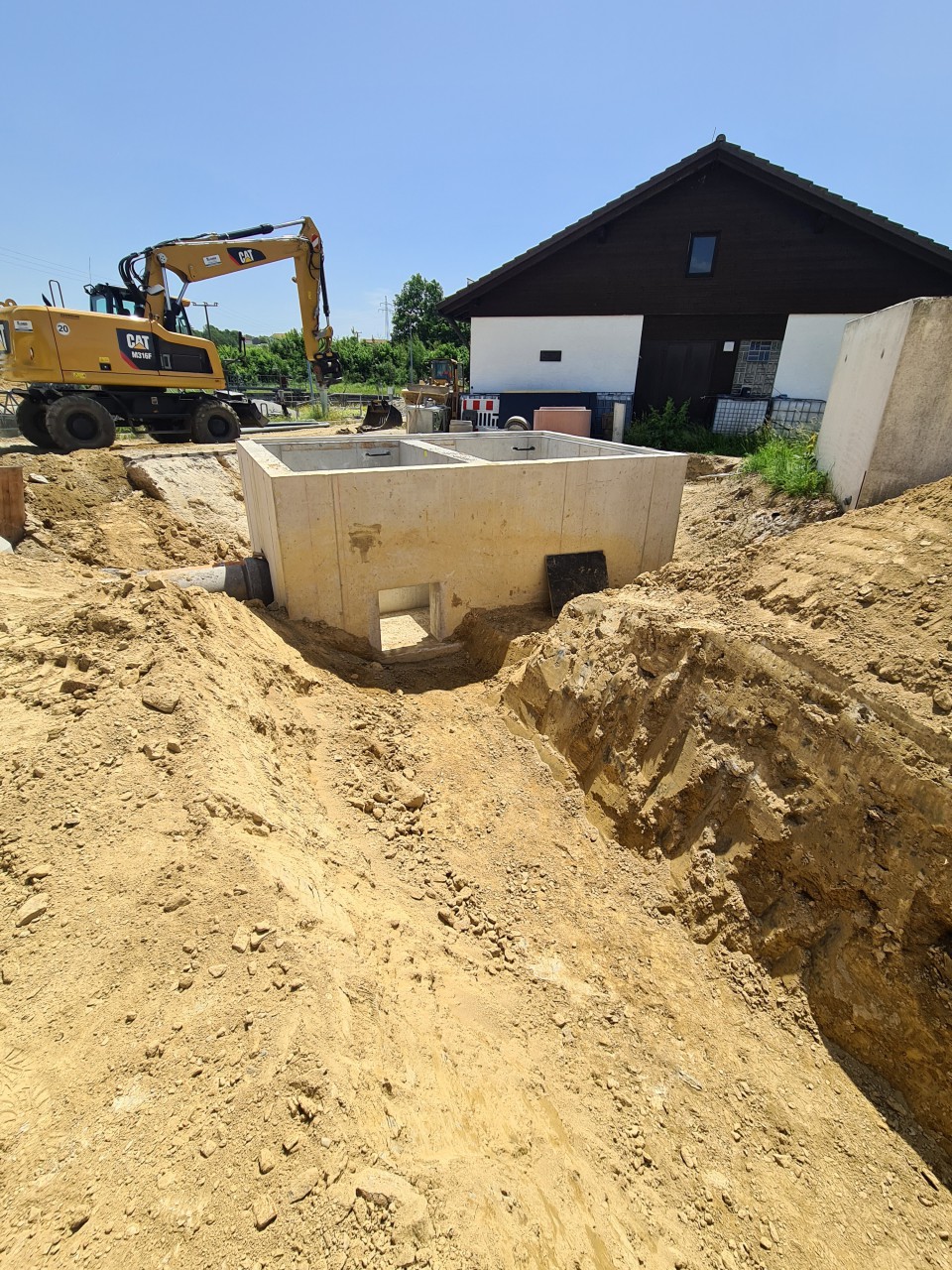 21.06.2021 Aushub der gesammten Rohrstrecke zwischen Drosselbauwerk und Regenbecken.jpg