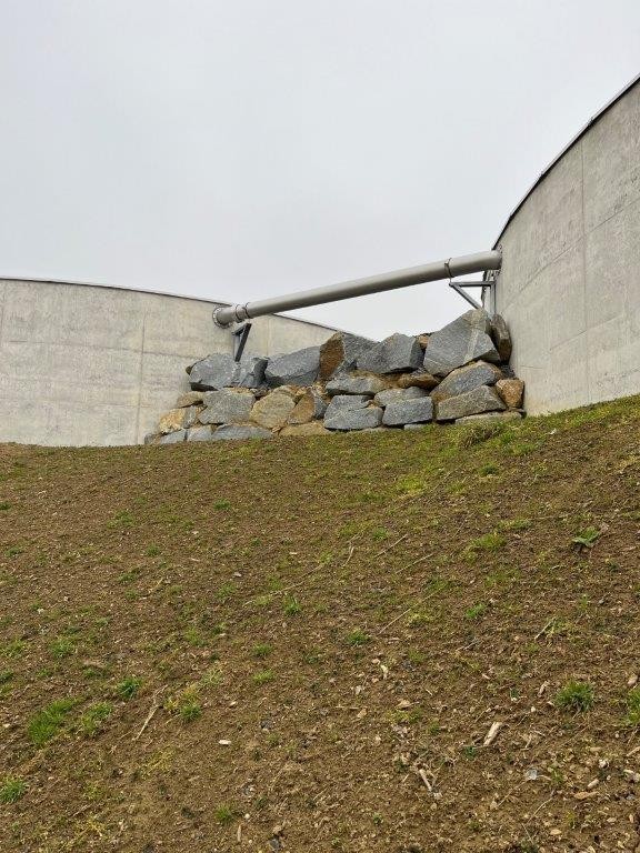 20230910 10.09.23 Steinmauer zur Befestigung des Geländes um die beiden Reaktoren (3).jpg